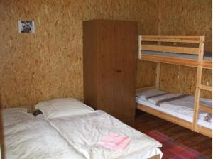 מיטה או מיטות קומותיים בחדר ב-Fazekas Vendégház és Kemping