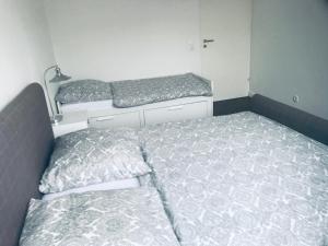 Habitación pequeña con 2 camas y colchón en Ferien Apartment en Bremen
