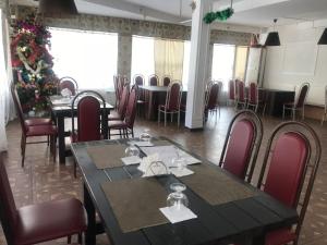 Reštaurácia alebo iné gastronomické zariadenie v ubytovaní Nuri Hotel Стадион