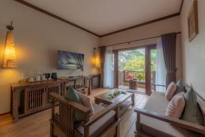 een woonkamer met een bank en een tafel bij Melia Ba Vi Mountain Retreat in Hanoi