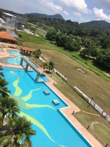 uma vista sobre uma grande piscina em Homestay Suria Bukit Merah em Simpang Ampat Semanggol