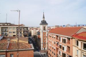 einen Luftblick auf eine Stadt mit einem Uhrturm in der Unterkunft Cálfred Iglesia Santa Teresita in Logroño