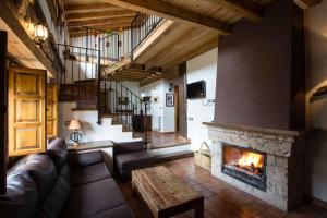 - un salon avec un canapé et une cheminée dans l'établissement Casas Rurales El Nacimiento, à Santiago-Pontones