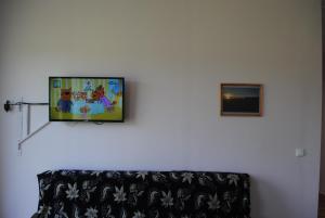 a living room with a couch and a picture on the wall at Dacha-park Emelyanovo in Yemel'yanovo