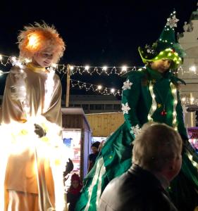 duas pessoas vestidas com fantasias num desfile de Natal em Best Place Apartments Vienna em Viena