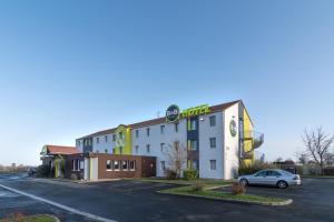 um hotel com um carro estacionado num parque de estacionamento em B&B HOTEL CHATEAUROUX Déols em Déols