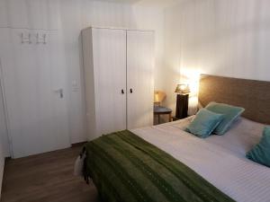 ヴィンターベルクにあるIn der Büre 10-Rのベッドルーム(青い枕の大型ベッド1台付)