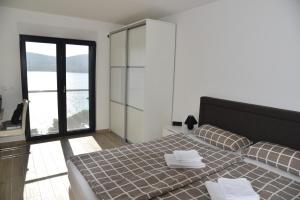 een slaapkamer met een bed met twee handdoeken erop bij Villa Pina Tisno in Tisno