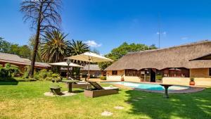Un complejo con piscina y un edificio. en Hoyohoyo Chartwell Lodge, en Johannesburgo