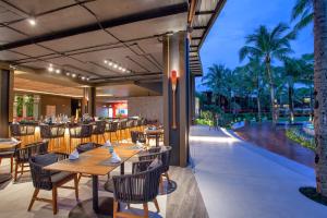 Restoran või mõni muu söögikoht majutusasutuses Ramada Resort by Wyndham Khao Lak