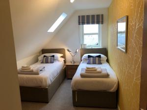 מיטה או מיטות בחדר ב-Riverbank Apartments