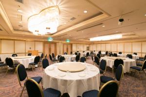 uma sala de conferências com mesas e cadeiras e um lustre em Tottori Washington Hotel Plaza em Tottori