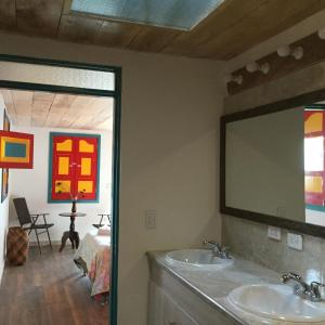 a bathroom with two sinks and a mirror at Casa Pachamama in Salento