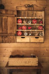 een houten muur met rode platen in een lade bij L'Alpage in Le Grand-Bornand