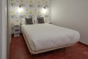 Łóżko lub łóżka w pokoju w obiekcie Casas de Sevilla - Casa Sevillana Harinas26