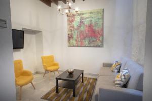 salon z kanapą i 2 krzesłami w obiekcie Casas de Sevilla - Casa Sevillana Harinas26 w Sewilli