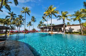Bazén v ubytování Ramada Resort by Wyndham Khao Lak nebo v jeho okolí