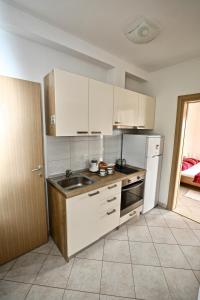 Kuchyň nebo kuchyňský kout v ubytování Apartmani Vuljan