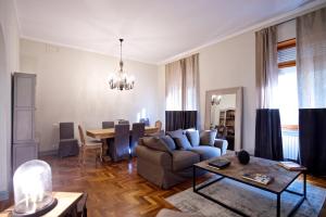 sala de estar con sofá y mesa en Carducci Luxury Apartment, en Roma