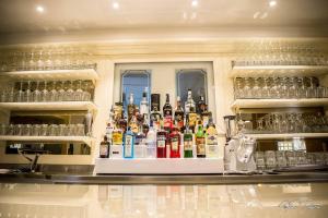 - un bar avec de nombreuses bouteilles d'alcool dans l'établissement Hotel Lonatino, à Lonato