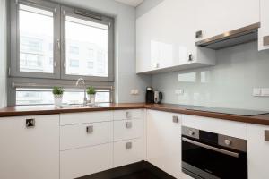 Ett kök eller pentry på Warsaw Promenada Family Apartment by Renters