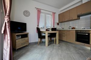 Kuchyň nebo kuchyňský kout v ubytování Apartmani Vuljan