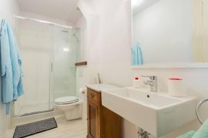 Kúpeľňa v ubytovaní Villa Costanzi: Comfy Apartment Below The Cucco