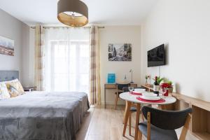ワルシャワにあるRent like home - Pawia 51のベッドルーム1室(ベッド1台、テーブル、椅子付)
