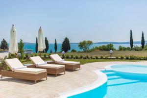 Bazén v ubytování July's Island Deluxe nebo v jeho okolí