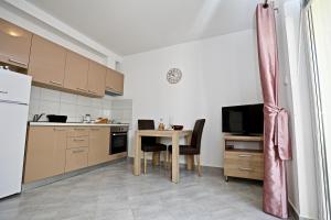 Kuchyň nebo kuchyňský kout v ubytování Apartmani Vuljan