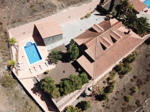 an overhead view of a house with a swimming pool at LAS MORADITAS, CHALET con PISCINA PRIVADA in Adeje
