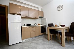 Kuchyň nebo kuchyňský kout v ubytování Apartmani Vuljan