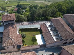 - une vue aérienne sur un bâtiment avec une cour dans l'établissement Rocche Costamagna Art Suites, à La Morra