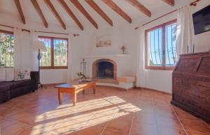 sala de estar con mesa y chimenea en Villas Guzman - Amandiere, en Benissa