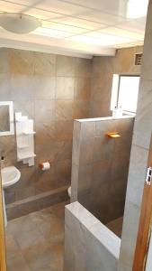 Kylpyhuone majoituspaikassa Hoylake Inn