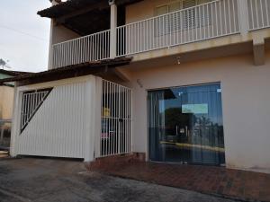 聖羅克迪米納斯的住宿－Suíte na Canastra，带阳台和大玻璃门的建筑