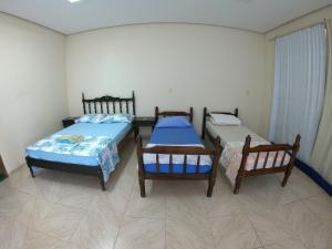 聖羅克迪米納斯的住宿－Suíte na Canastra，一间客房配有两张床和两把椅子