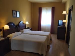 pokój hotelowy z dwoma łóżkami i oknem w obiekcie Hotel Sierra de Andujar w mieście Virgen de la Cabeza +36 zdjęć