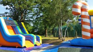 Ο χώρος παιχνιδιού για παιδιά στο VVF Cantal Salers Vendes