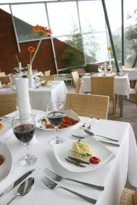 a table with plates of food and glasses of wine at Hotel Piedraluna in Guatemala +14 photos