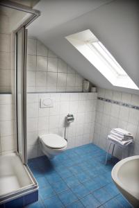 a bathroom with a toilet and a sink at Weingut Weich in Riol