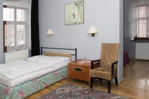 1 dormitorio con cama, escritorio y silla en Hotel Karkonosze en Kamienna Góra