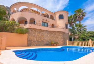 une maison avec une piscine en face de celle-ci dans l'établissement Villas Guzman - Arcadien, à Calp