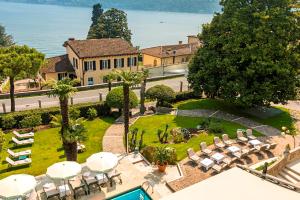 einem Luftblick auf ein Haus mit Garten und Pool in der Unterkunft Hotel Laurin in Salò