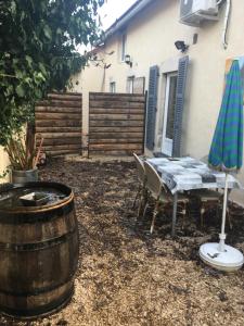 einen Picknicktisch und einen Regenschirm im Hinterhof in der Unterkunft appartement terrasseLouhans centre in Louhans