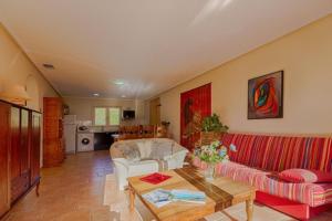 sala de estar con sofá y mesa en Villas Guzman - Chirla, en Calpe