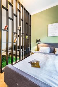 um quarto com uma cama grande e uma varanda em BpR Emerald City Apartment em Budapeste