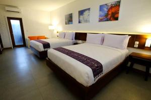 - une chambre avec 2 lits dans une chambre d'hôtel dans l'établissement Shankara Borobudur, à Borobudur