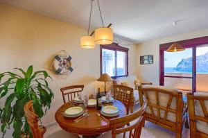 a dining room with a table and chairs at Villas Guzman - Apartamento Coral Beach in Calpe