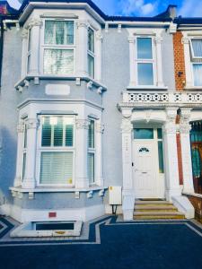una gran casa blanca con puerta blanca en Lawn House, en Londres
